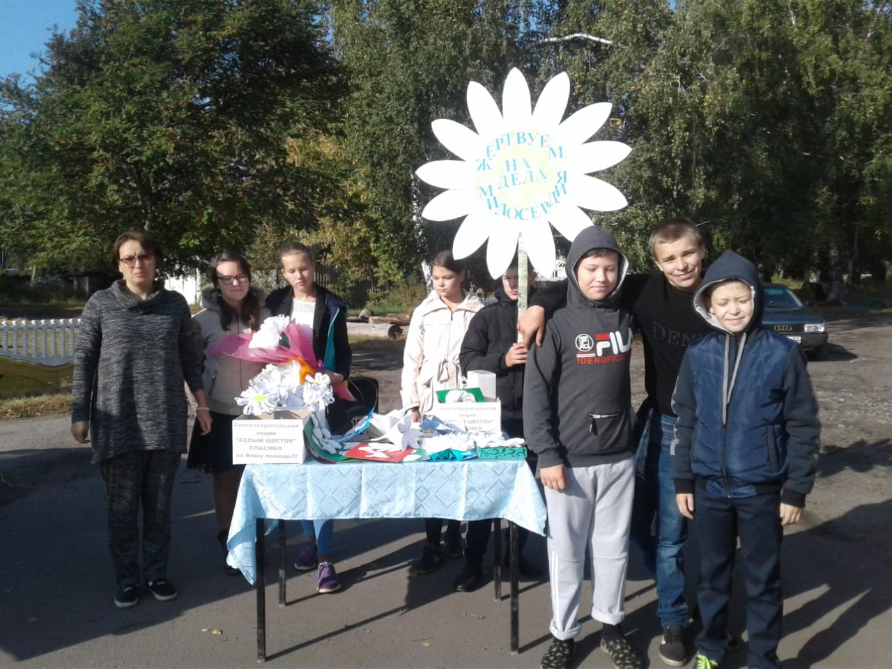 В поселке Октябрьский прошла акция &quot;Белый цветок&quot; на центральной площади..