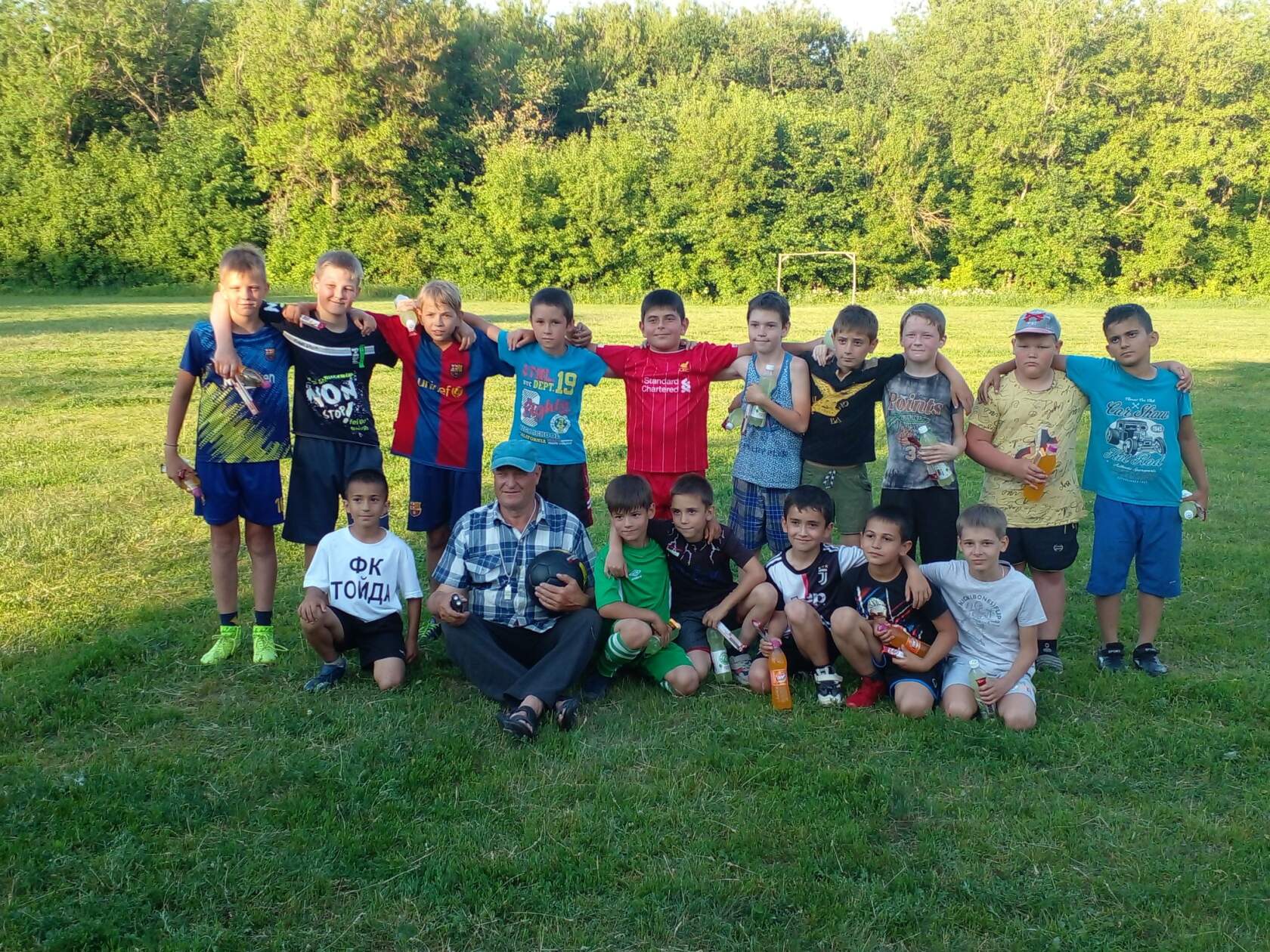 В День России в пос. Тойда 1-я активисты ТОС Молодежный провели соревнования по футболу среди детей 9-12 лет.