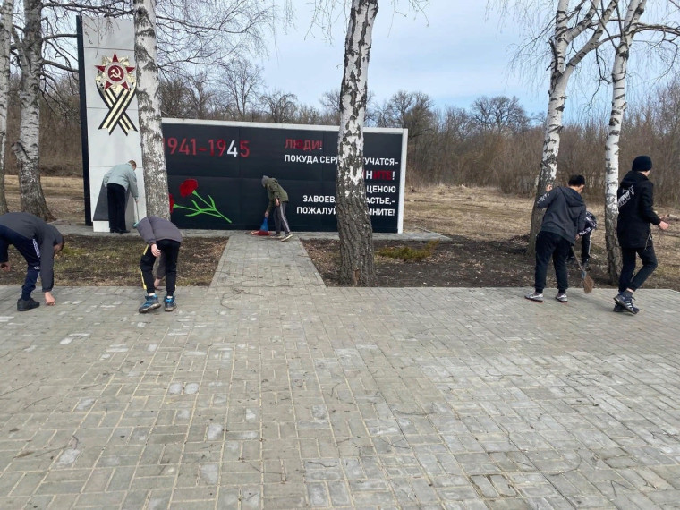 Акция "Чистый обелиск" в Парке Победы в п. Тойда 1-я.